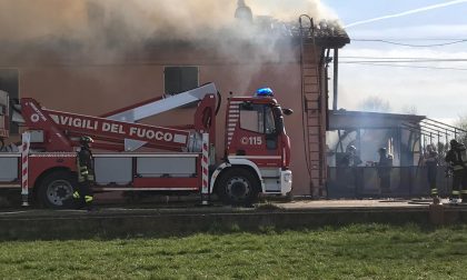 Pauroso incendio a Chiari, in fiamme un cascinale I VIDEO