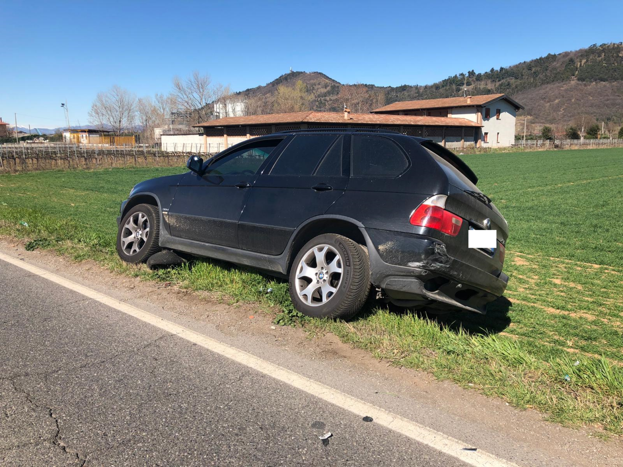 Viene tamponata ed esce di strada a Coccaglio