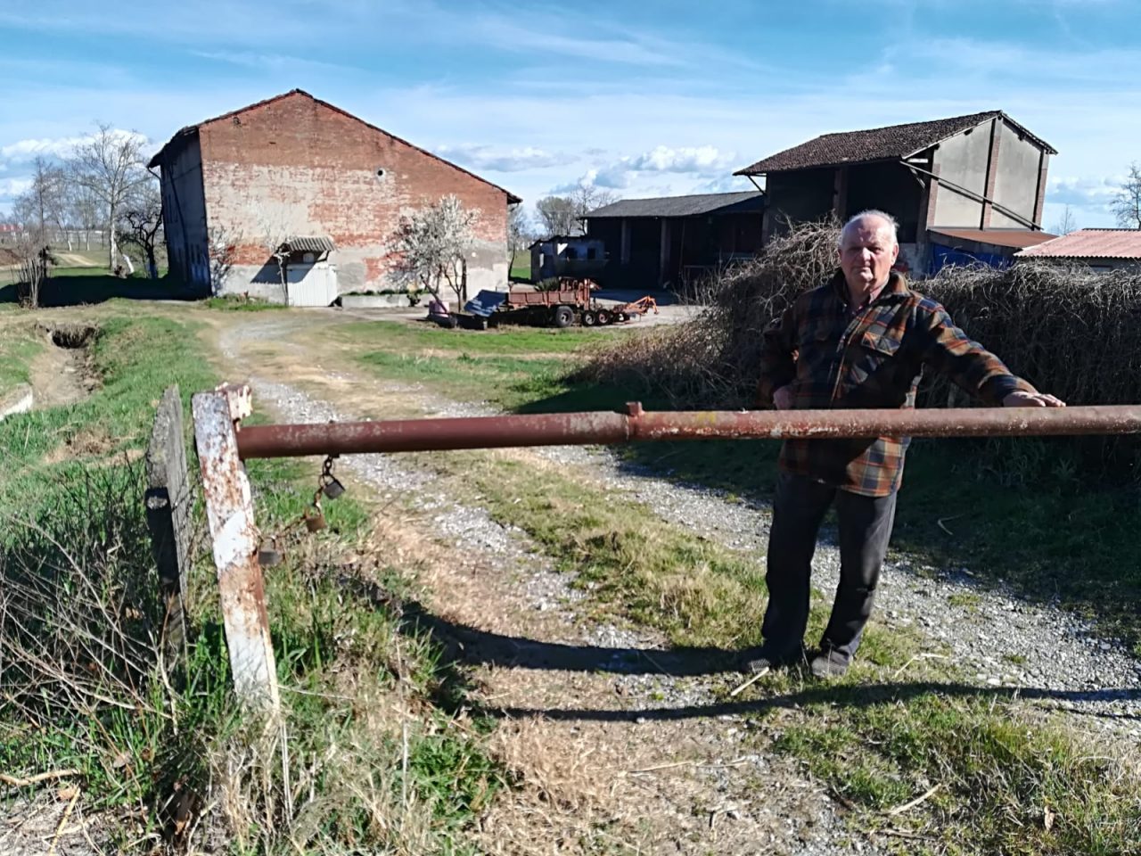 Manerbio, “bloccato” in casa dal passaggio a livello