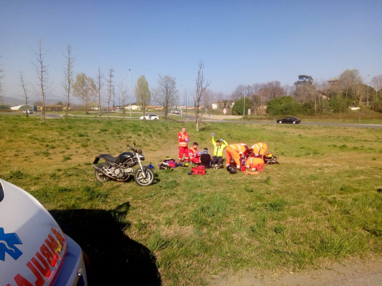 Soccorsi in rotonda a Palazzolo due centauri caduti