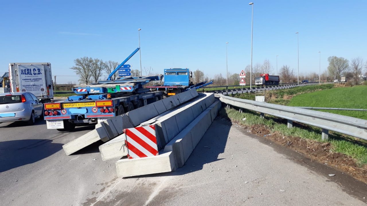 Camion perde il carico sulla provinciale 668