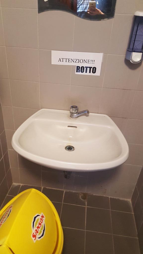 Vandali ai bagni del parco Pastore