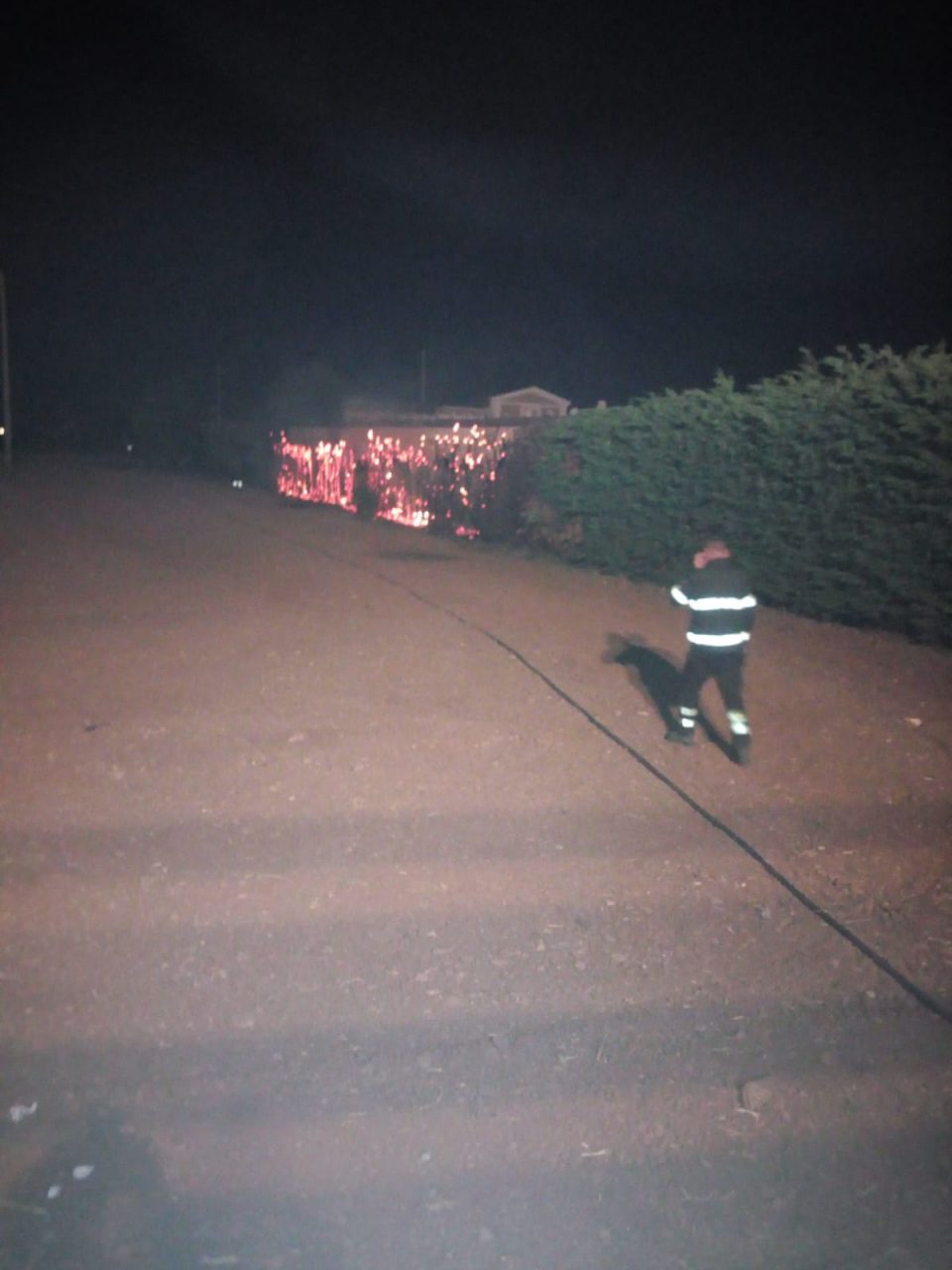 Incendiata la siepe del campo santo di Calcinatello