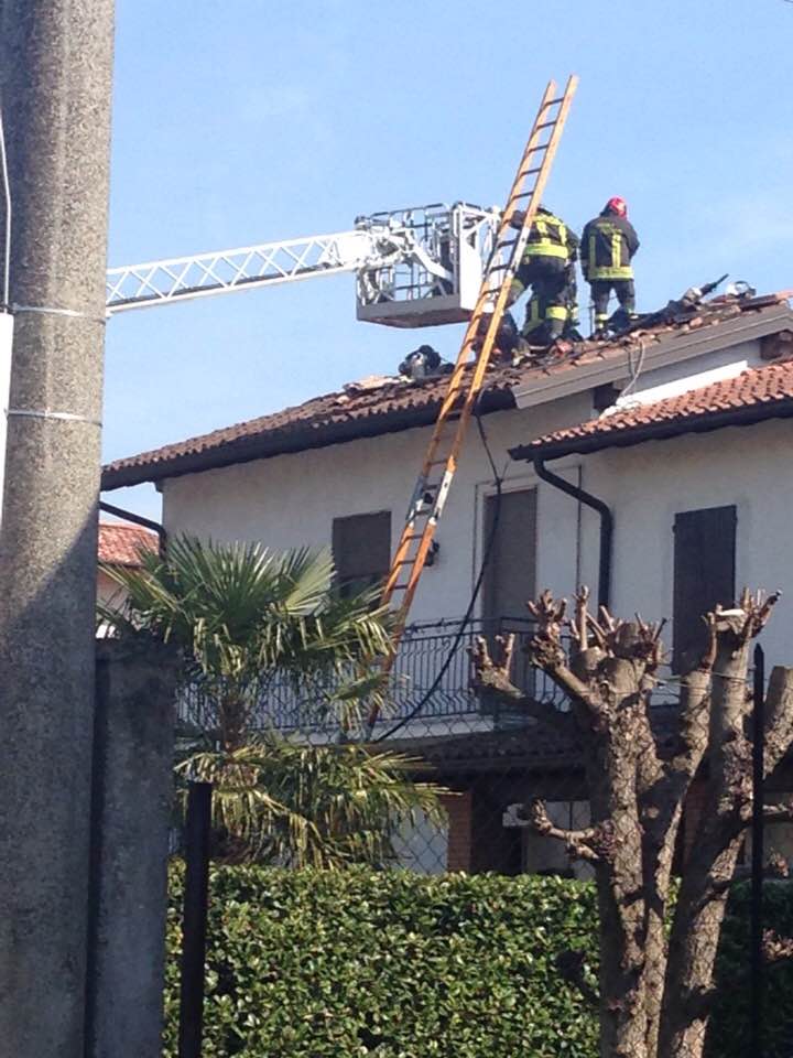 In fiamme il tetto di una casa a Quinzano