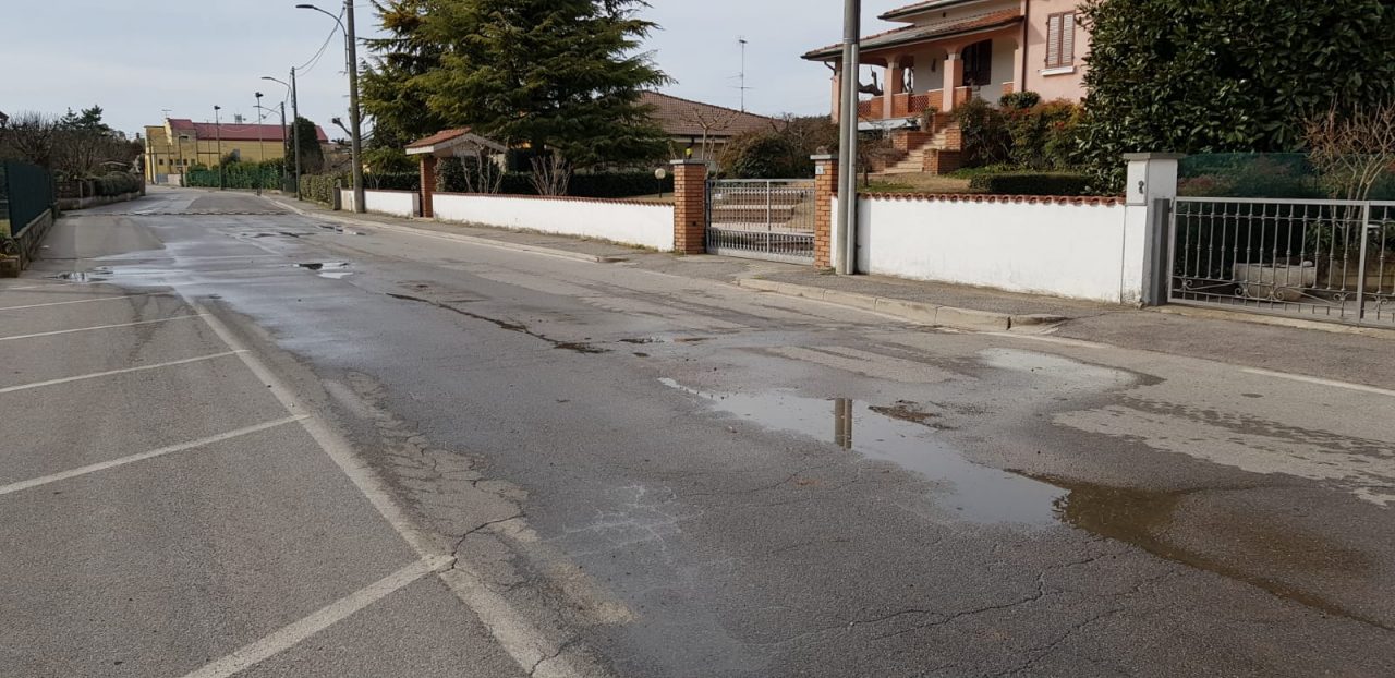 Liquami per strada, i cittadini fanno da sentinelle