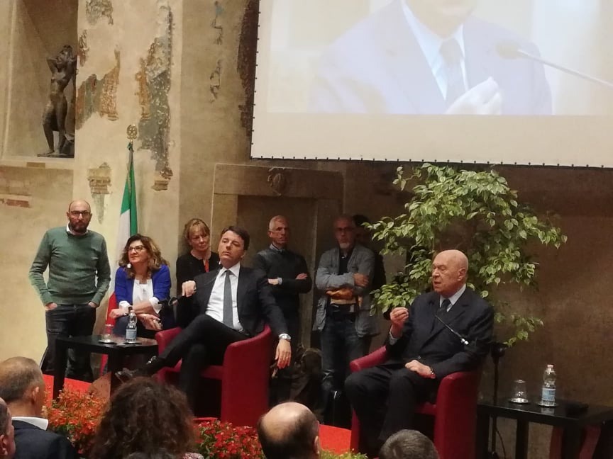 Sala civica gremita a Castenedolo per Matteo Renzi