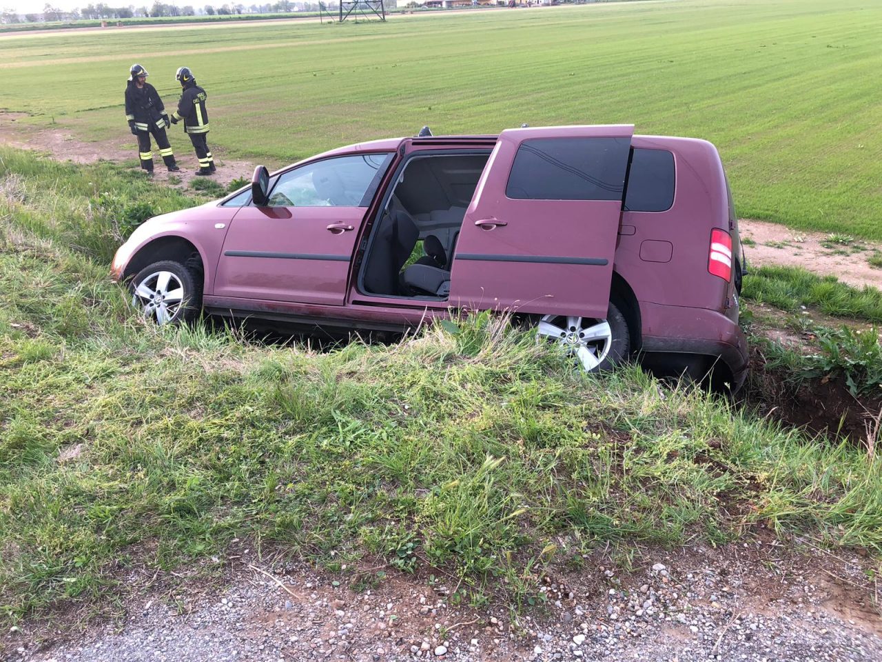Fuori strada con l’auto a Bagnolo: paura per una 39enne