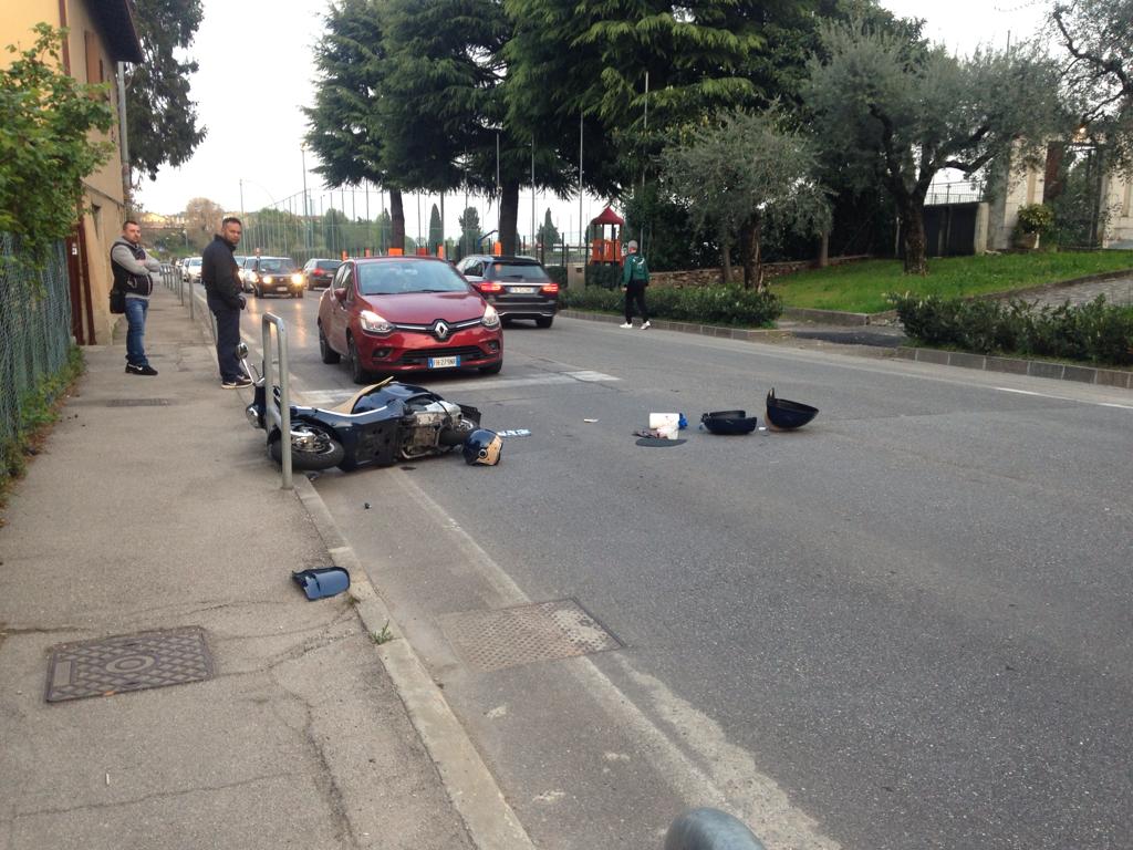 Elisoccorso a Salò: grave schianto tra auto e moto