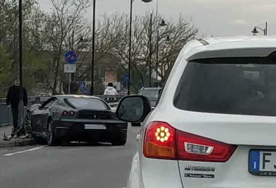 Supercar di Cars & Coffee Brescia si schianta a Montichiari