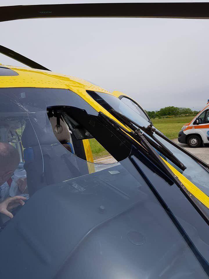 Colpito da un gabbiano, si sfonda il vetro dell’elisoccorso