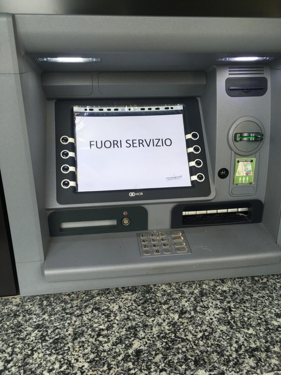 Danneggiano il bancomat a colpi di accetta