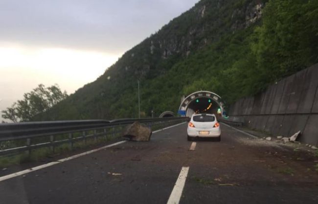 Frana sulla Statale che porta in Valtellina, traffico interrotto