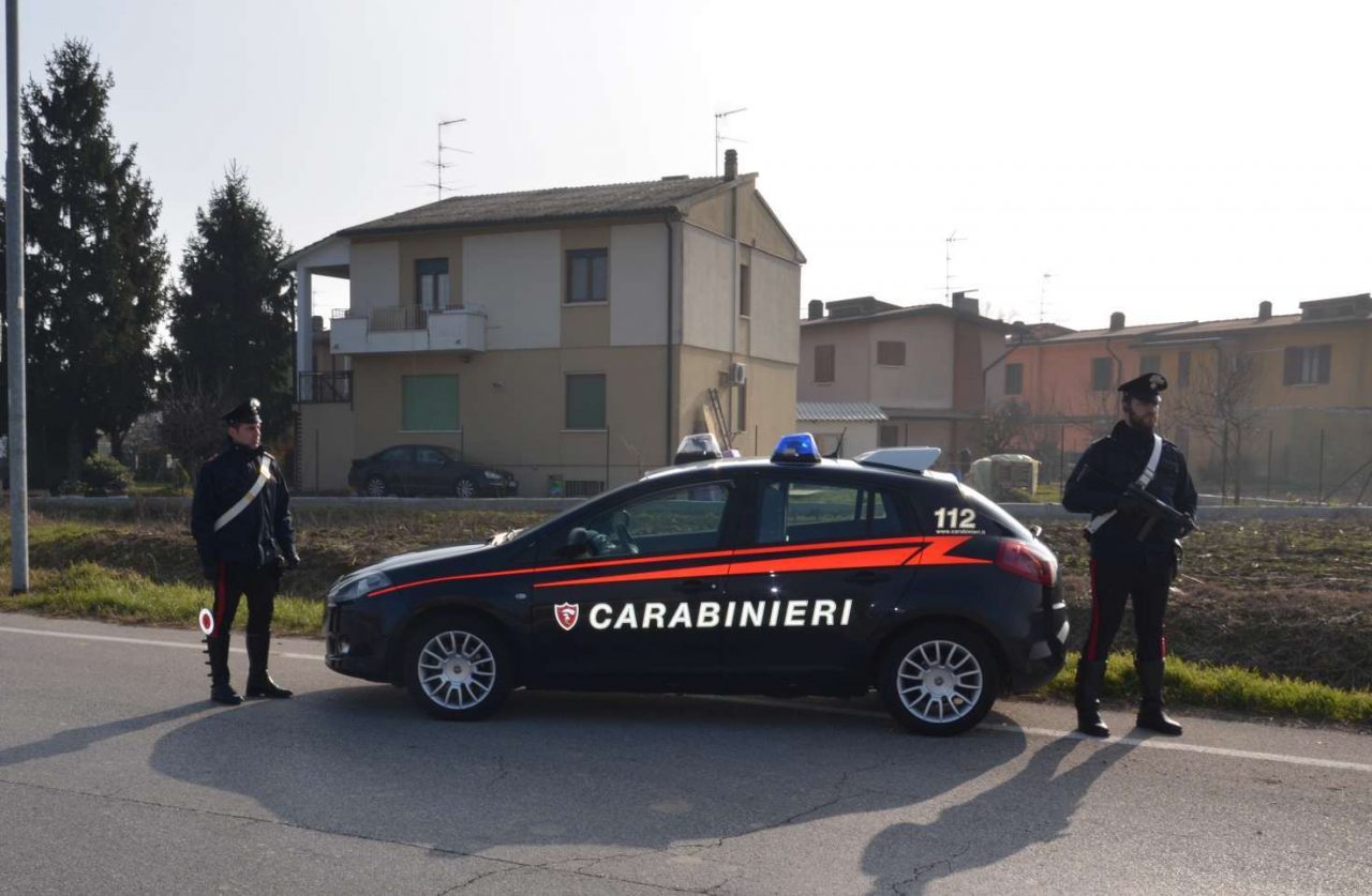 Tentano di rubare la collanina a un’anziana: denunciati