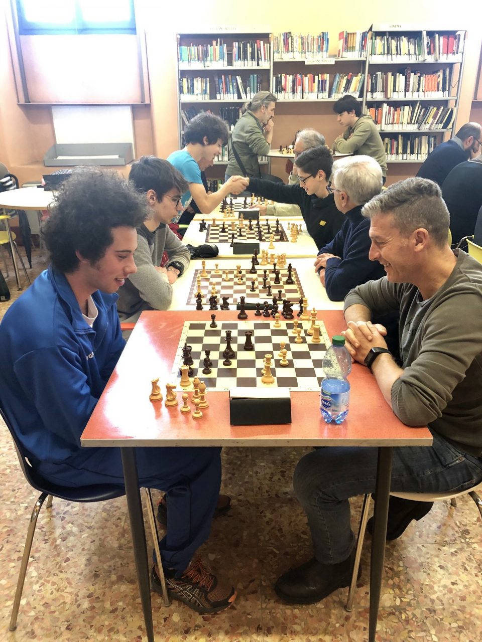 Manerbio, sfida a scacchi in biblioteca