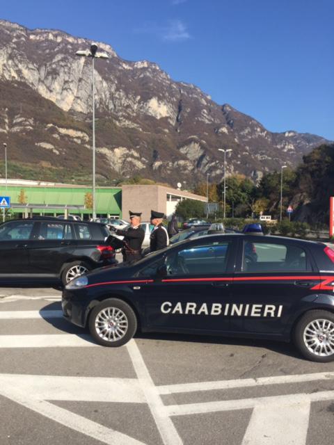 Bevono insieme poi lo deruba: condannato per rapina