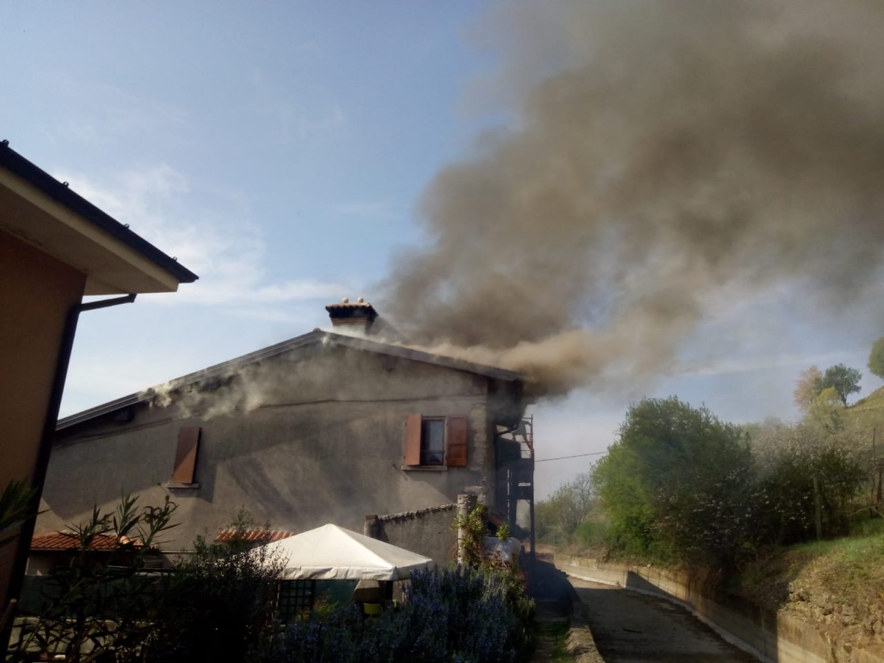 Ferito Vigile del fuoco, crolla tetto in fiamme VIDEO