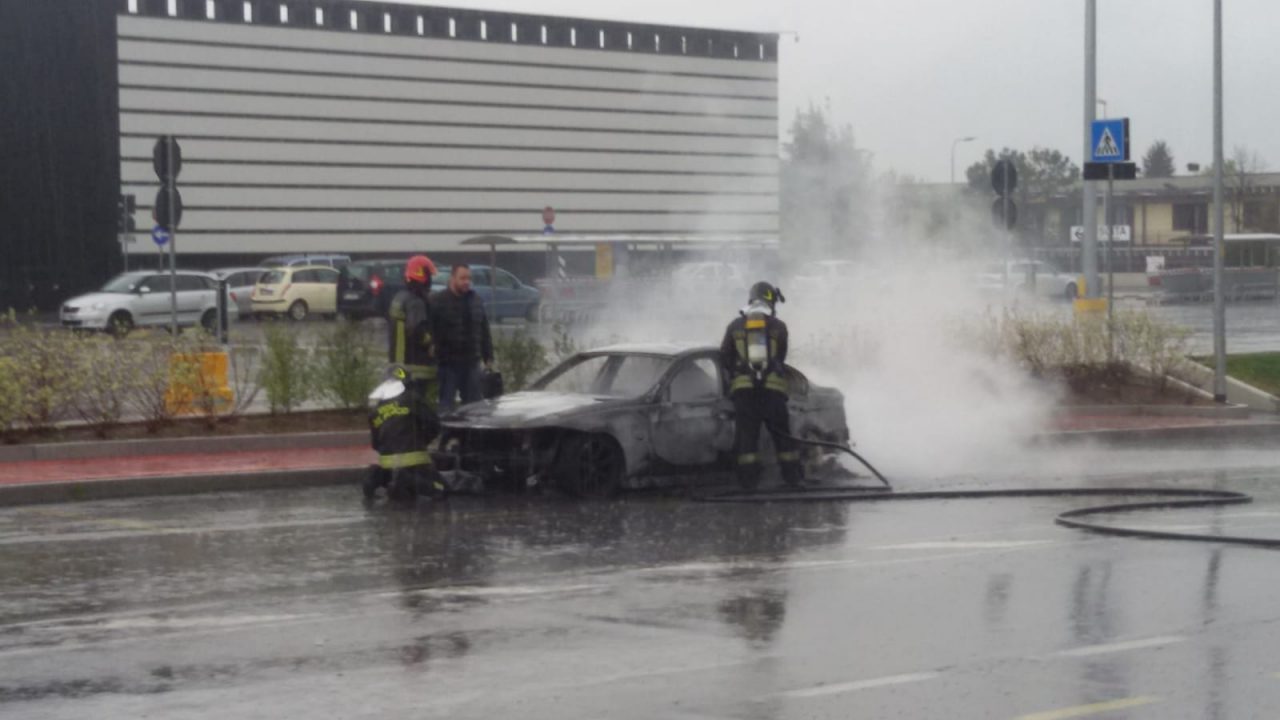 Auto in fiamme a Corte Franca VIDEO