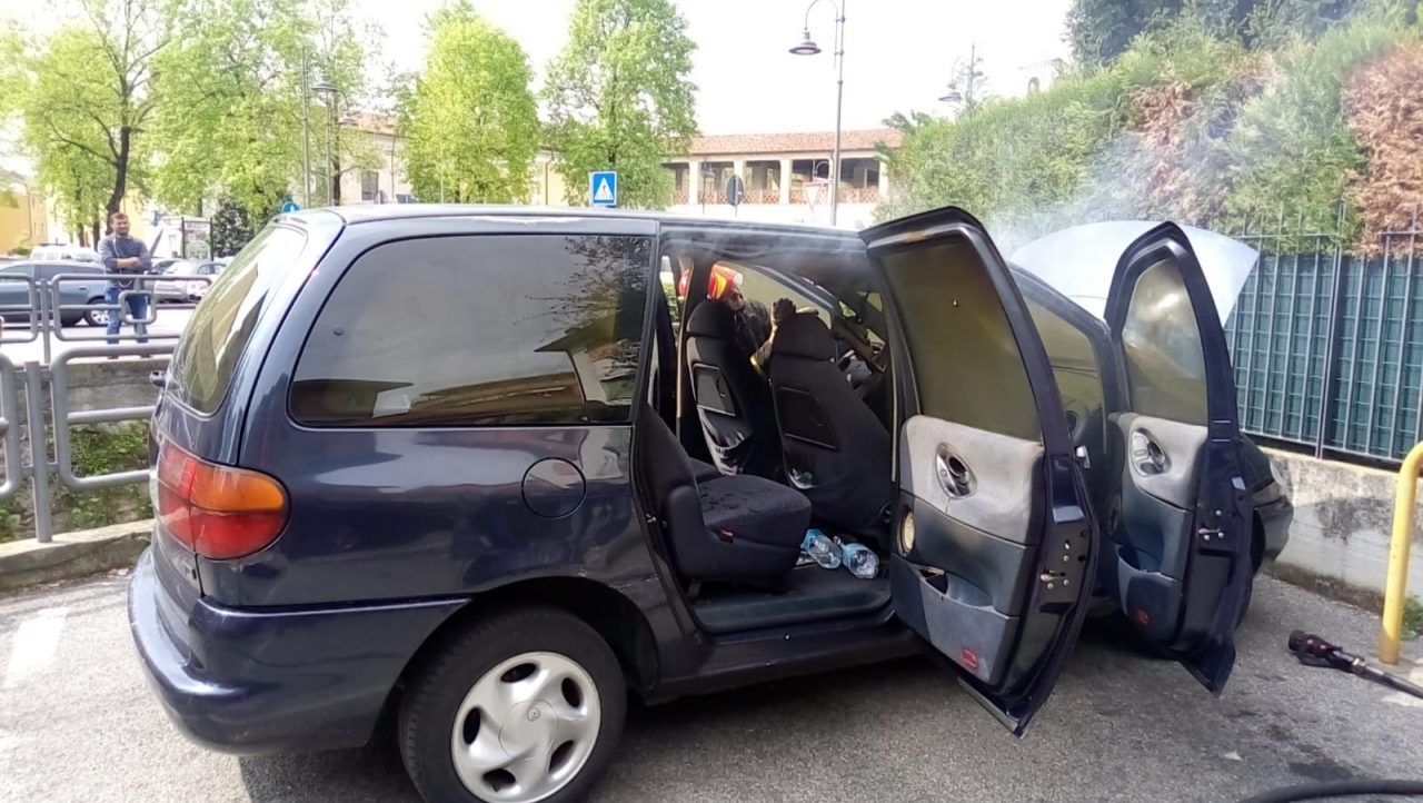 Fumo da un’auto a Chiari, intervento dei Vigili del fuoco