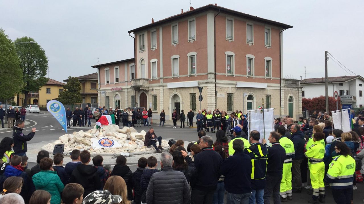 Cani da ricerca, a Ghedi inaugurata la rotonda in loro onore
