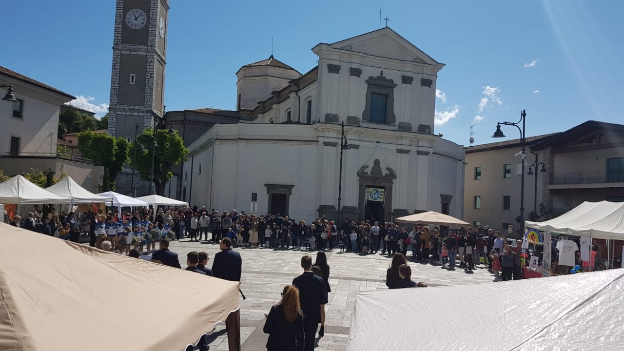 Piazza gremita per la Sagra di San Giorgio a Capriolo