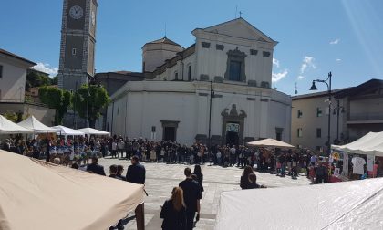 Piazza gremita per la Sagra di San Giorgio a Capriolo
