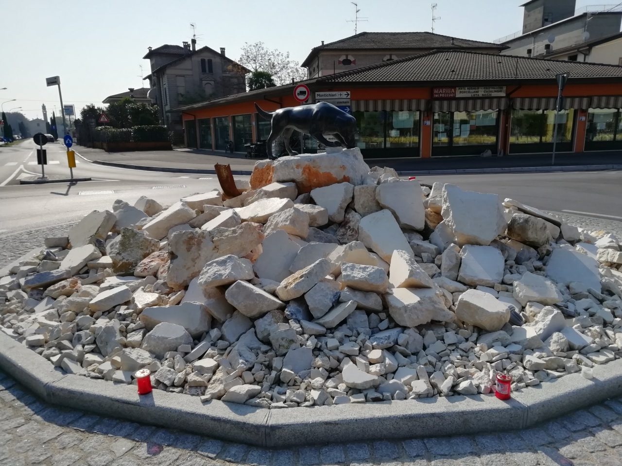 Ceri commemorativi sulla rotonda vandalizzata a Ghedi