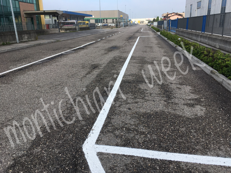 Strisce in zona industriale a Castiglione