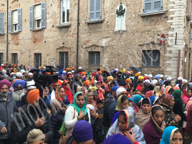 In duemila alla festa dei Sikh a Castiglione delle Stiviere, nel vie del paese duemila persone hanno sfilato con danze, musica e colore