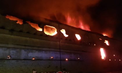 Maxi incendio alla Feltri di Marone: interrotto il collegamento ferroviario tra Sale Marasino e Pisogne