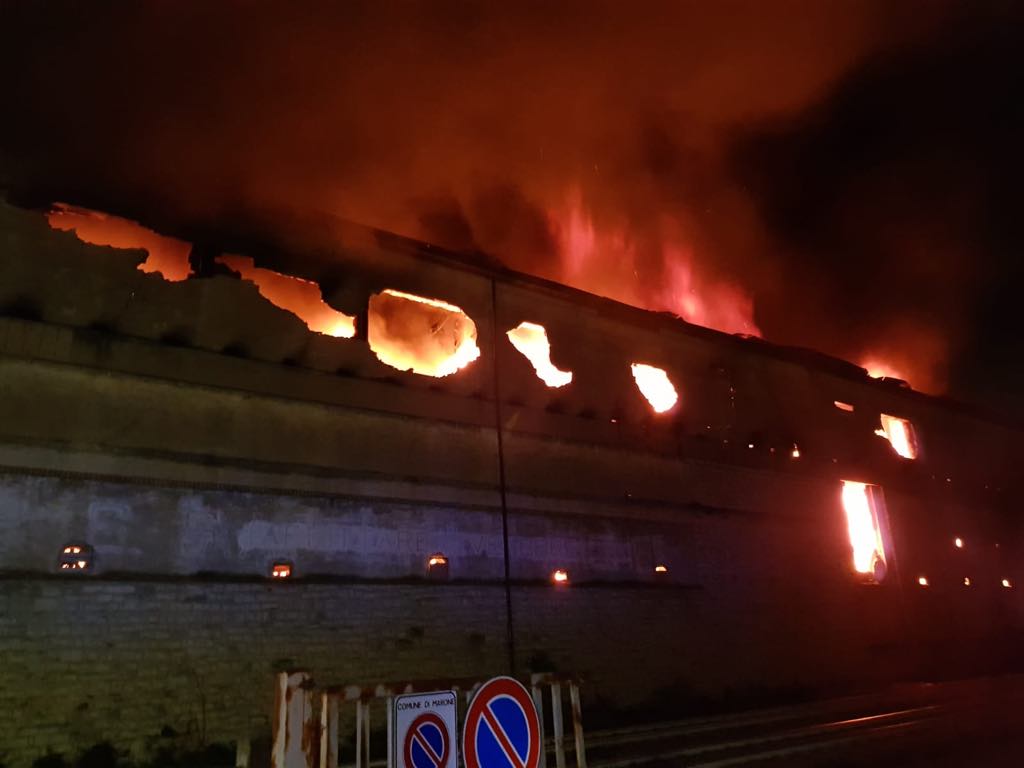Maxi incendio alla Feltri di Marone: interrotto il collegamento ferroviario tra Sale Marasino e Pisogne
