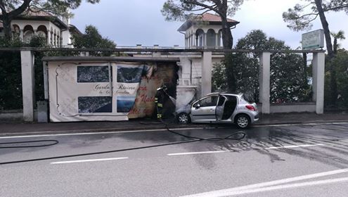 Auto in fiamme a Gardone Riviera