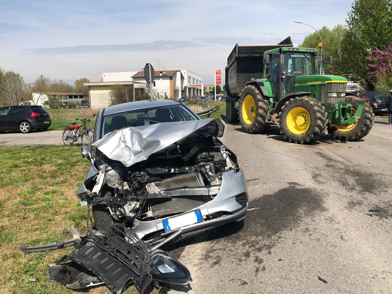 Incidente frontale a Pavone Mella tra un trattore e un’automobile