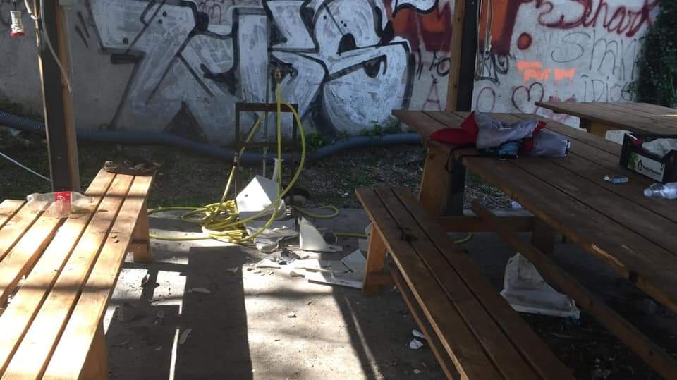 Atti vandalici nell’area attrezzata al castello di Puegnago