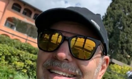 Vasco Rossi saluta i fan affacciandosi alla finestra VIDEO