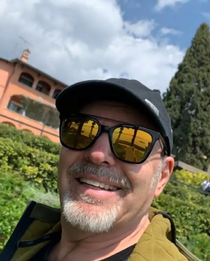 Vasco Rossi saluta i fan affacciandosi alla finestra VIDEO