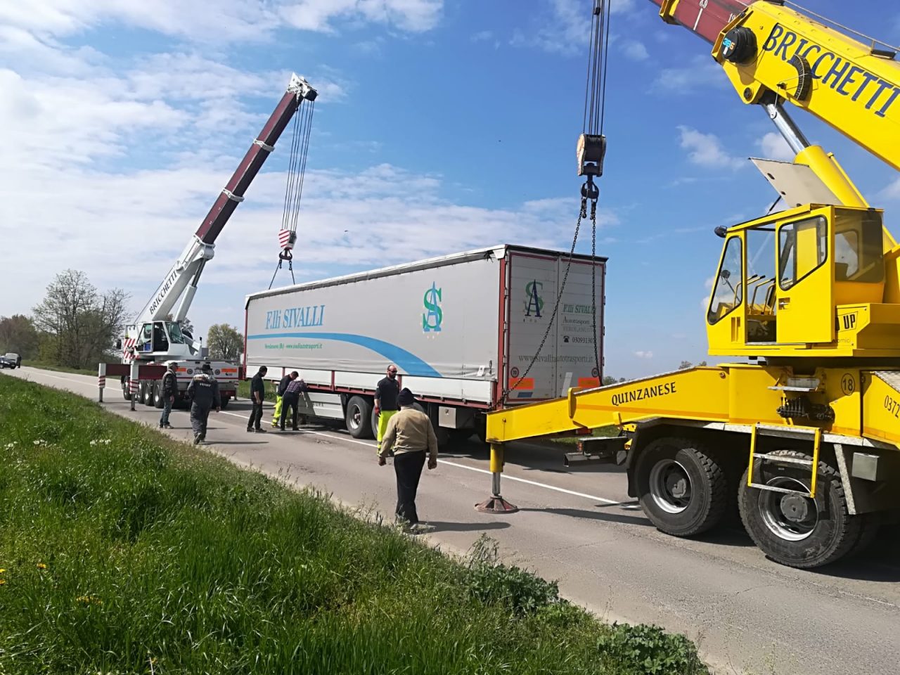 Camion si ribalta nel fosso a Manerbio