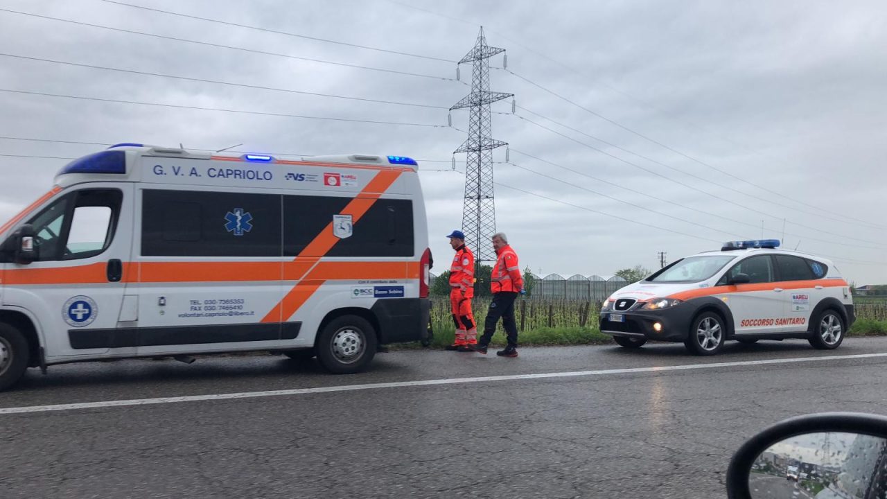 Auto finisce fuori strada a Capriolo: allertati anche i Vigili del fuoco