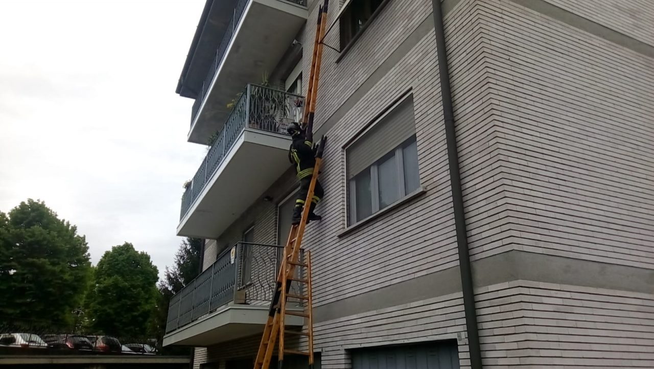 Pompieri in azione in via Bigoni a Chiari