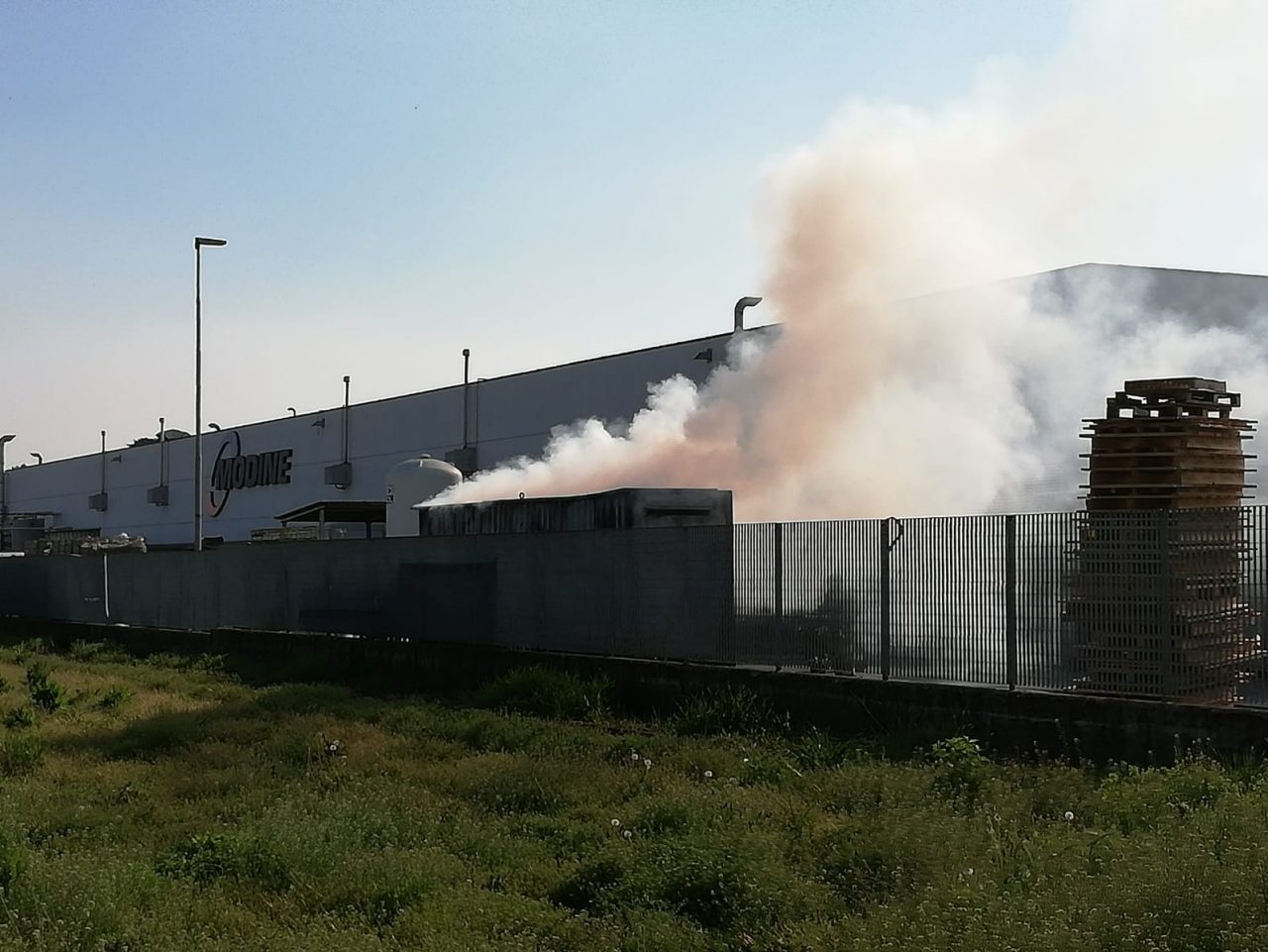 A fuoco il container, paura in un’azienda
