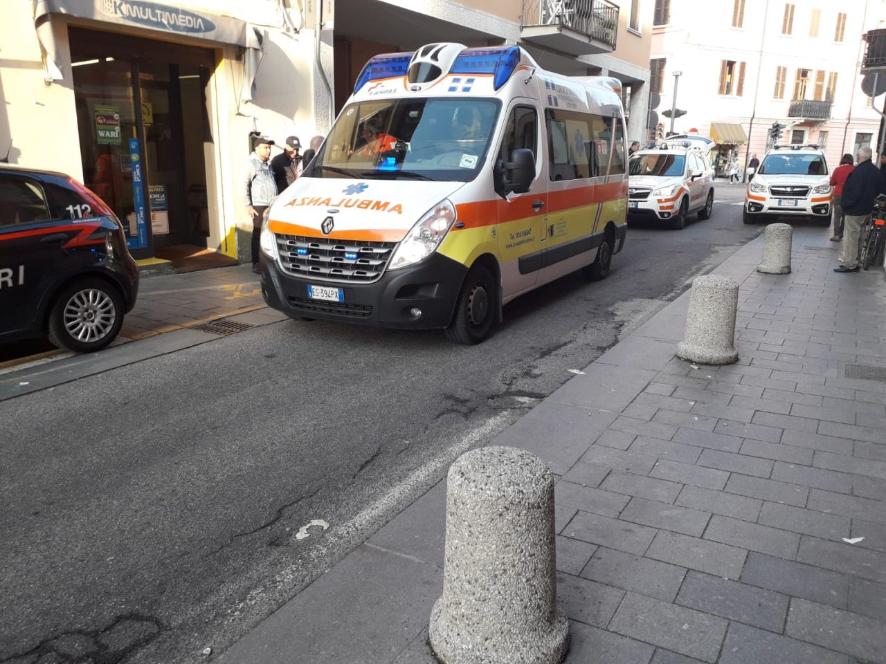 Cade dal balcone, grave 34enne