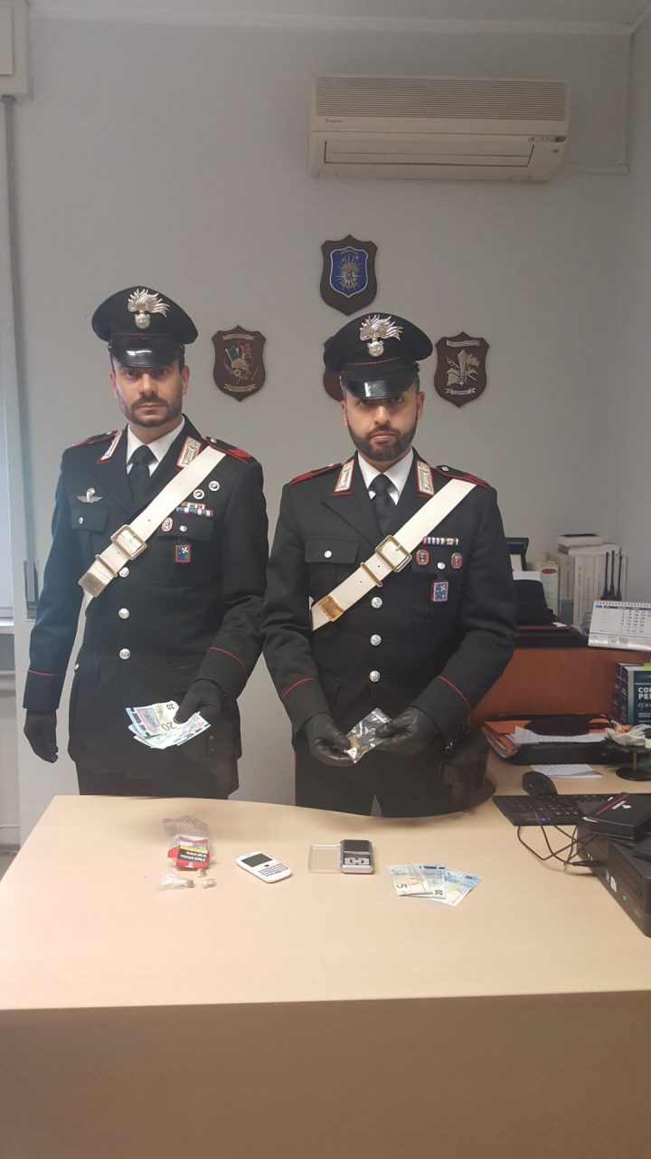 Pugni e calci ai Carabinieri, 18enne finisce in manette
