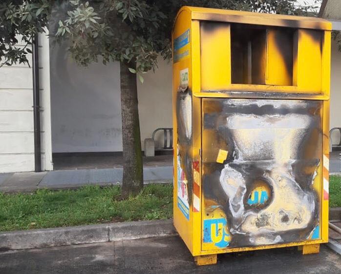 Cassonetto e auto a fuoco tra Chiari e Urago