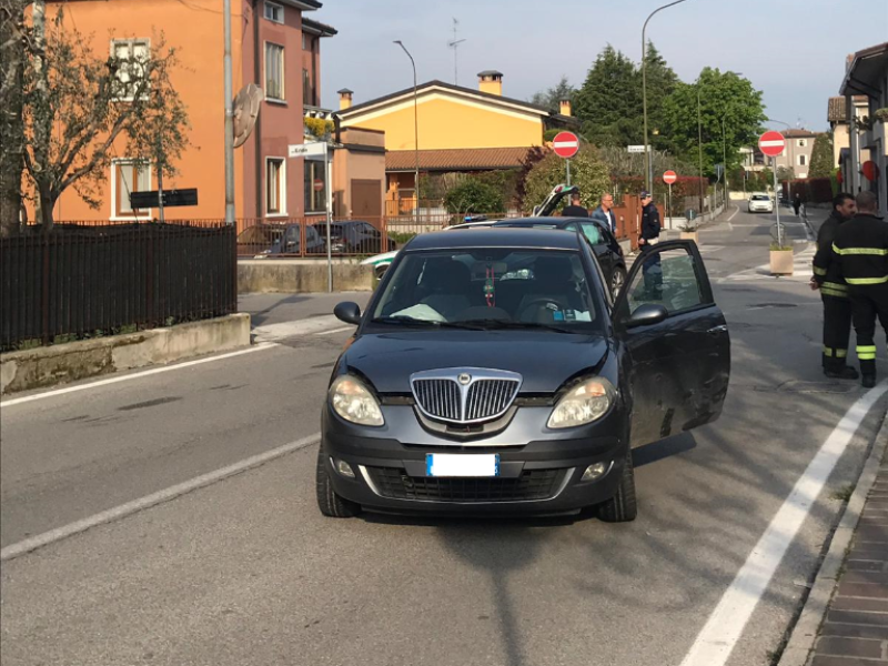 Due veicoli coinvolti in un incidente: tre feriti a Desenzano