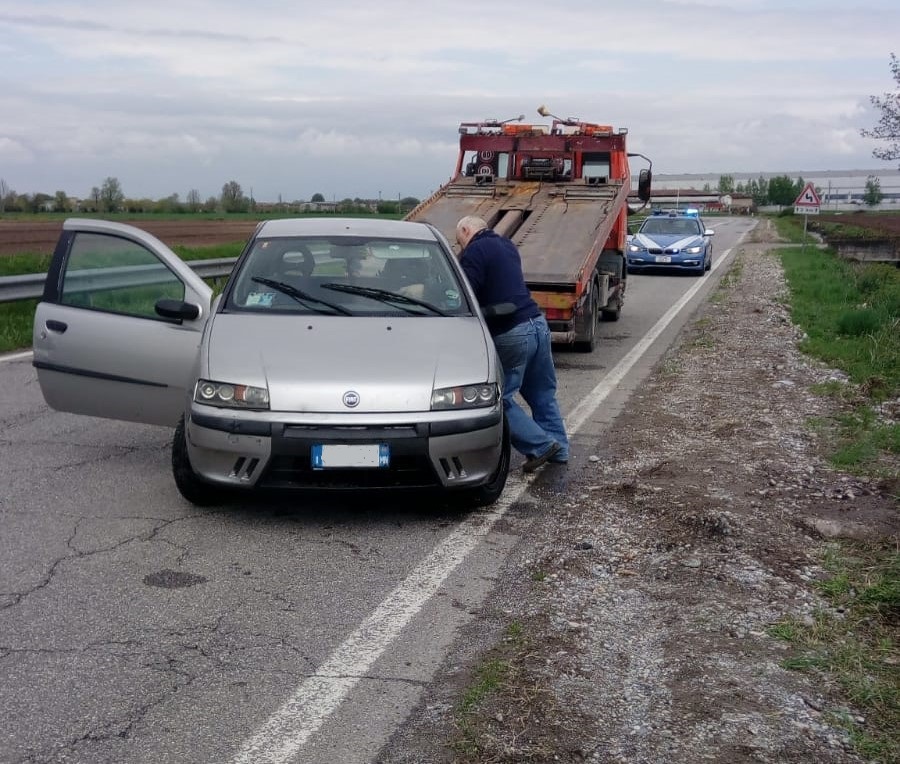 Auto si ribalta nel fosso, paura tra Visano e Remedello