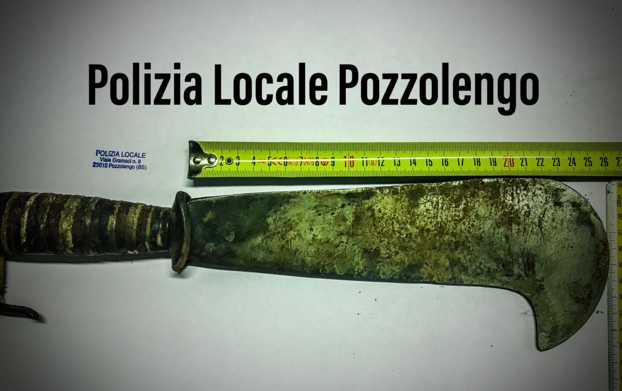 Entra in un bar ubriaco con una roncola a Pozzolengo