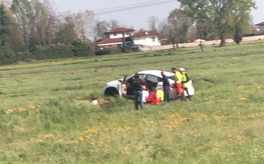 Fuori strada sulla Provinciale 90, donna finisce in mezzo ai campi