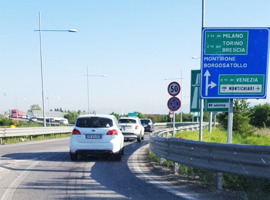 Primo giorno di Ztl a Borgosatollo, coda da Ghedi