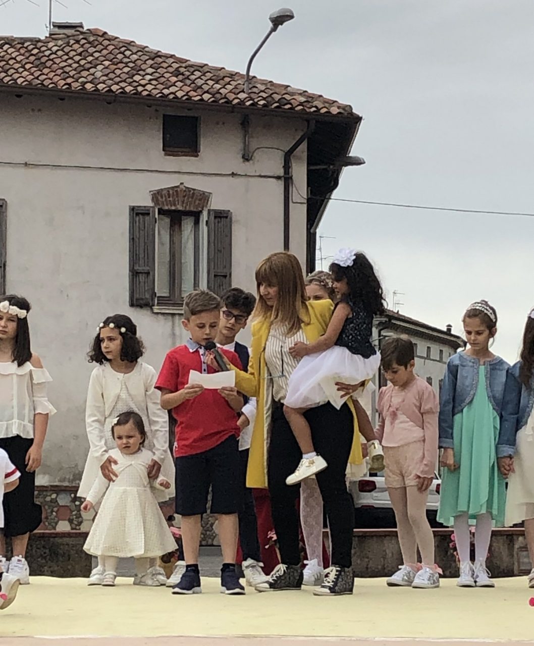 Borgo San Giacomo, la sfilata dei bambini per la festa della mamma