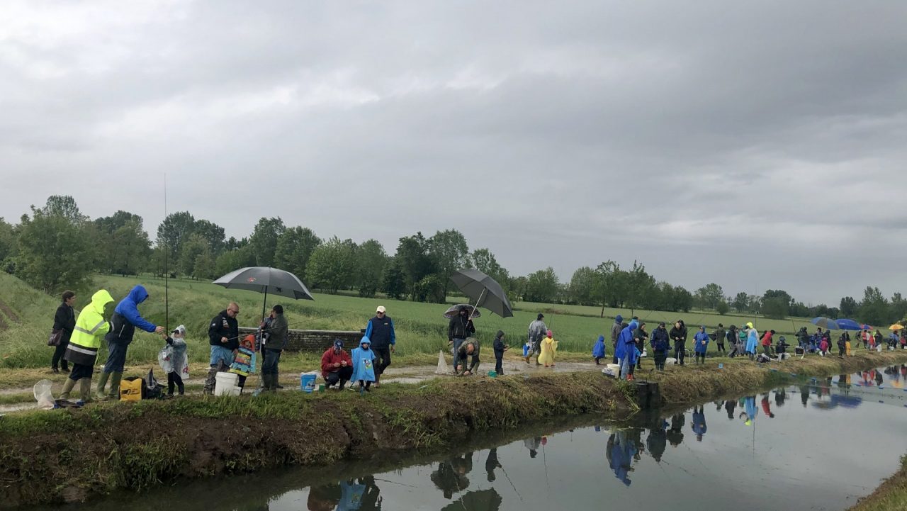 Gambara, la gara di pesca dei bambini