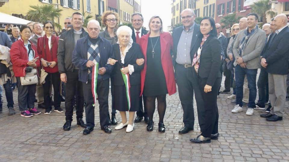 Taglio del nastro in piazza Castello a Sirmione dopo il restyling
